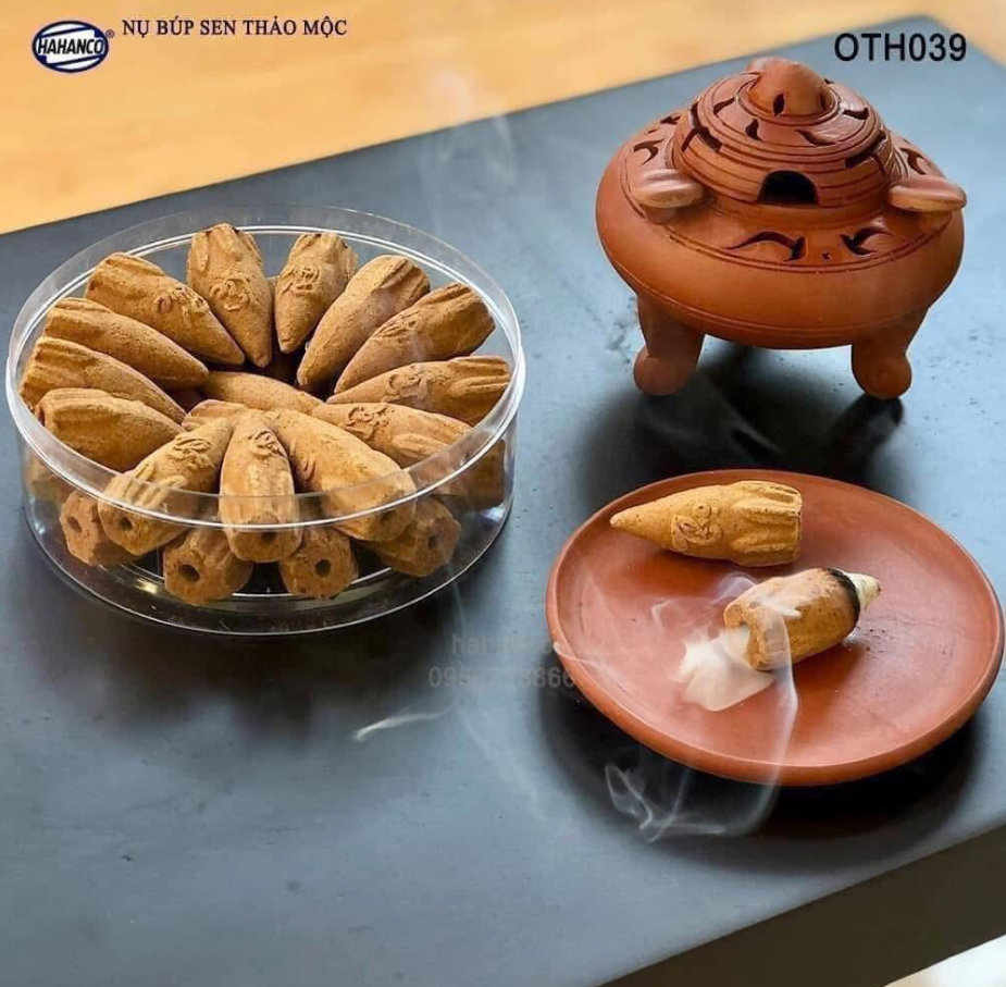 Hộp gỗ hương đỏ và nụ trầm hương